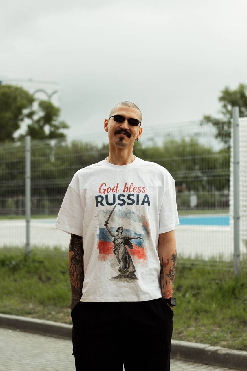 Футболка God bless Russia — общий план на улице
