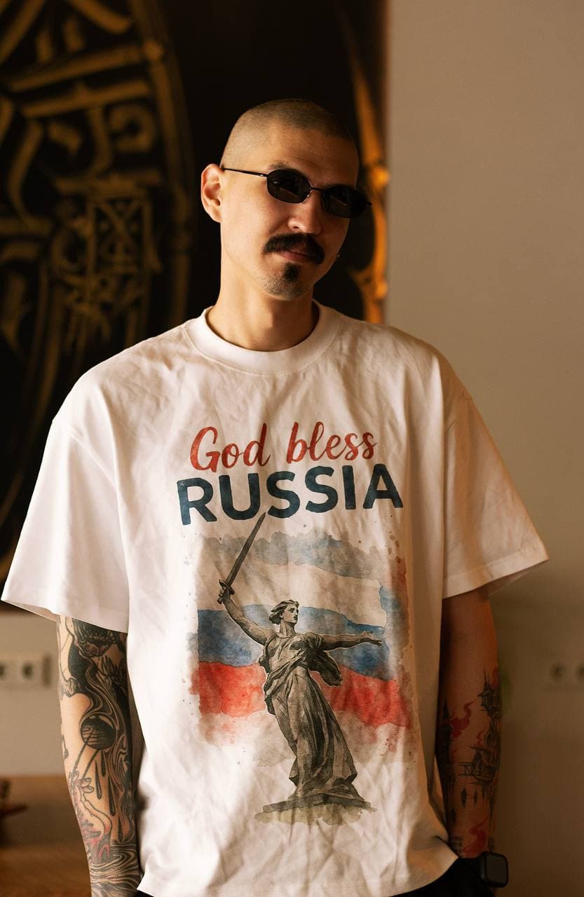 Футболка God bless Russia — крупный план принта