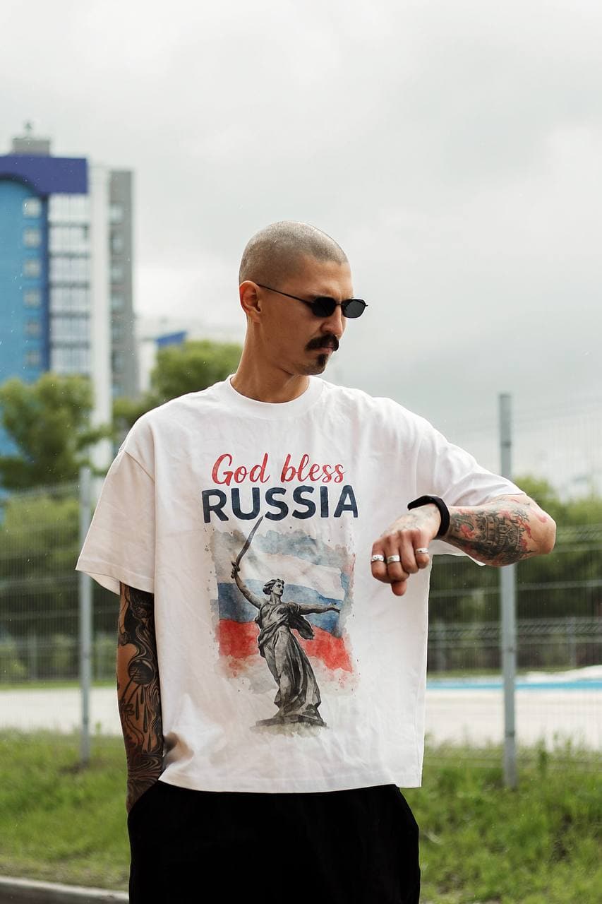 Футболка God bless Russia — образ в движении
